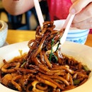 Yalong Bay 亚龙湾地道小厨
Lifting those #klhokkienmee that are drenched in delicious savoury black sauce...