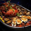 Climax Seafood Platter ($138.80 for 2-4 pax) with mala soup base 🤣
Comes with lobster, crab, green mussels, tiger prawns, bamboo clams, oysters, scallops, lala, baby crayfish and the usual MLXG ingredients like lotus, potato and so on 😏
Perfect for rainy night!