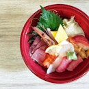 Tokusen Chirashi-don 🍣🍚 A medley of ten types of sashimi on a bed of sushi rice.