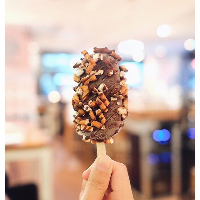 :: Sneekers :: Neh Neh Pop // Being a closet fan of Snickers (yes of course I do love my Amedei chocolate), I just had to get my hands on this sweet treat after a fantastic meal at @artichoke_sg。

Made with smooth and rich peanut ice cream underneath a dark chocolate coating .