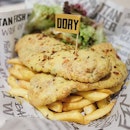 Finding Dory tonight at Manhattan FISH MARKET #🐟 || the {Salted Egg Dory 'n Chips}, part of the fabulous five available till end July exceeding all expectation with a crisp crumb, succulent innards and a sandy rich egg yolk sauce that didn't prove too jerlat

The accompanying salad with a citrus dressing definitely helping to enliven the mix.