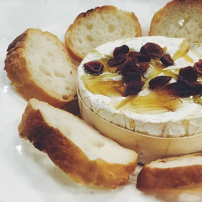 [ Melt Down Baked Cheese ~ $17.90 ] •
•
•
Love the combination of gooey melted Camembert Cheese, honey and cranberry.