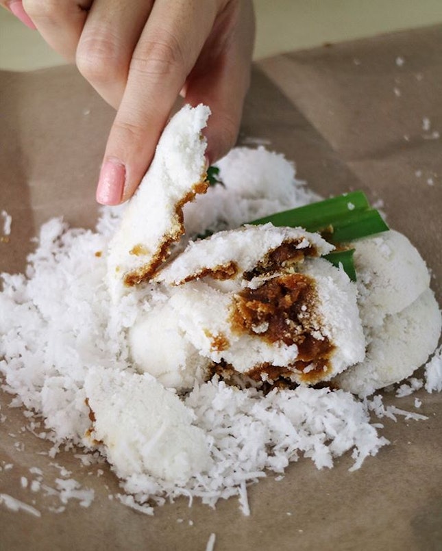 Putu Piring, these Malay steamed rice cakes are similar to the smaller Chinese kueh tutu.