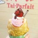I am glad to say that this taiyaki with matcha filling and strawberry ice cream tastes as good as it looks !