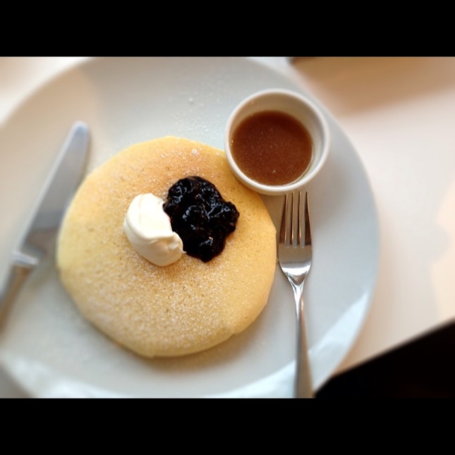 サワークリーム ブラックカラントのパンケーキ By Toshiyuki Koyama Burpple