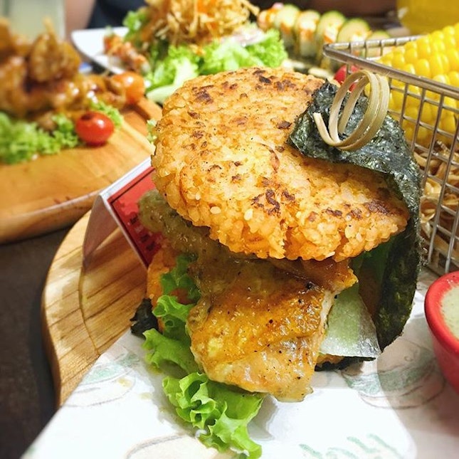 Grilled chicken sushi burger with green curry sauce 🍔🍙 Who knew Thai & Japanese food could go so well together!