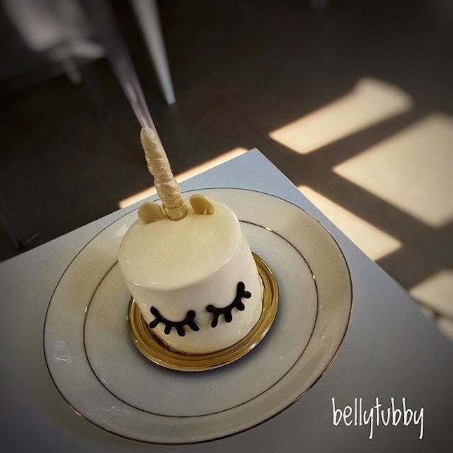 Mini unicorn 🦄 cake.