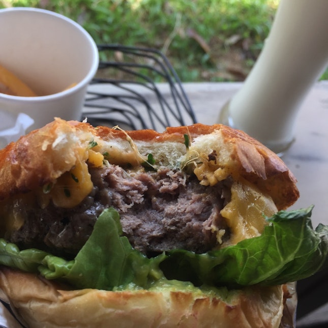 Socal Guacamole Burger ($18)
