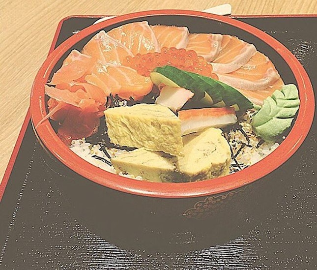 Salmon rice bowl
.