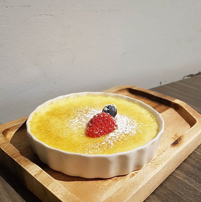 Soft and smooth creme brulee to start the weekend right!