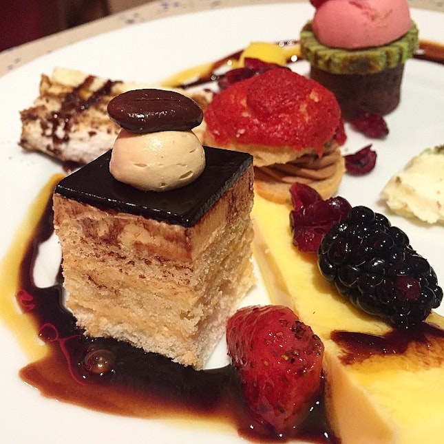 All the good things in one plate 
#dessert #buffet #burpple #CafeMosaic #Carlton #sgfoodies #hungrygowhere #gastronomy #cake