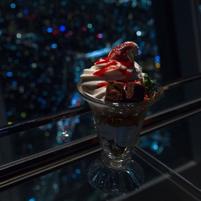 Just a regular sundae
But look at that view from the skytree cafe from 350m up!