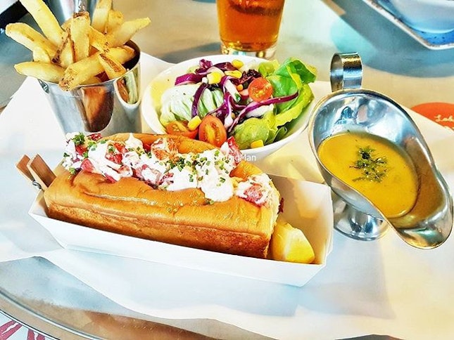 The Lobster Roll Set (SGD $58) @ Pince & Pints.