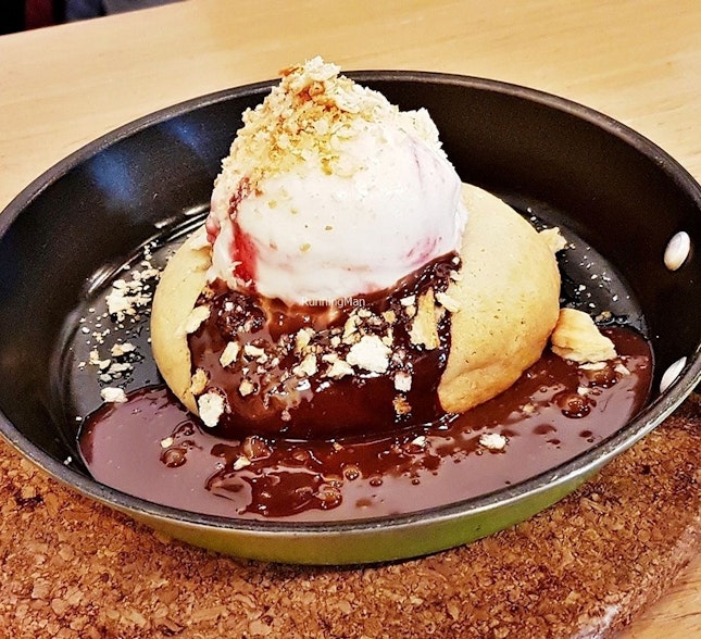 Choc-A-Lot With Berry Cheesecake (SGD $9.90) @ Creamery Boutique Ice Creams.