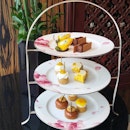 The "dessert" part of Mango Afternoon Tea at Axis Bar and Lounge @mo_singapore
.