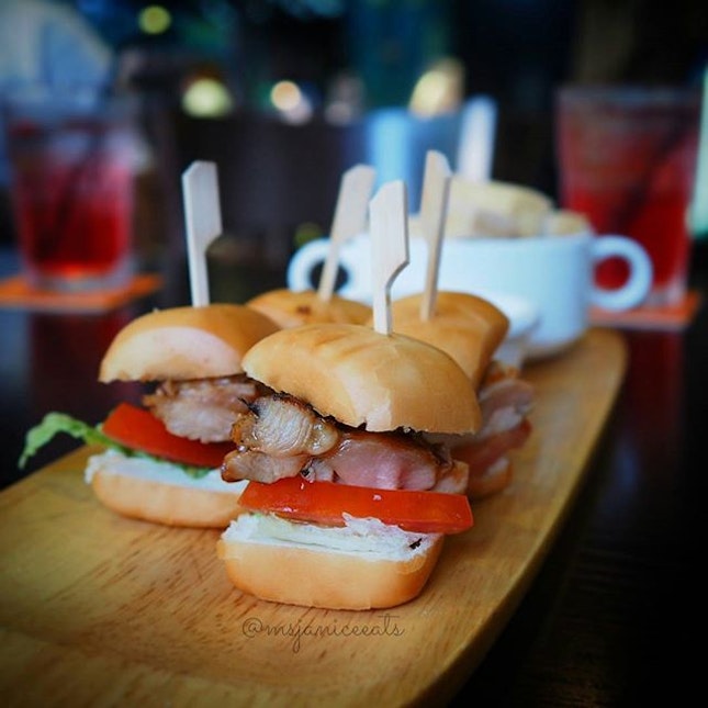 Mantou Teriyaki Chicken Slider (S$8.00)
🍔
These juicy and dainty mini burgers are simply too cute and yummy to resist.