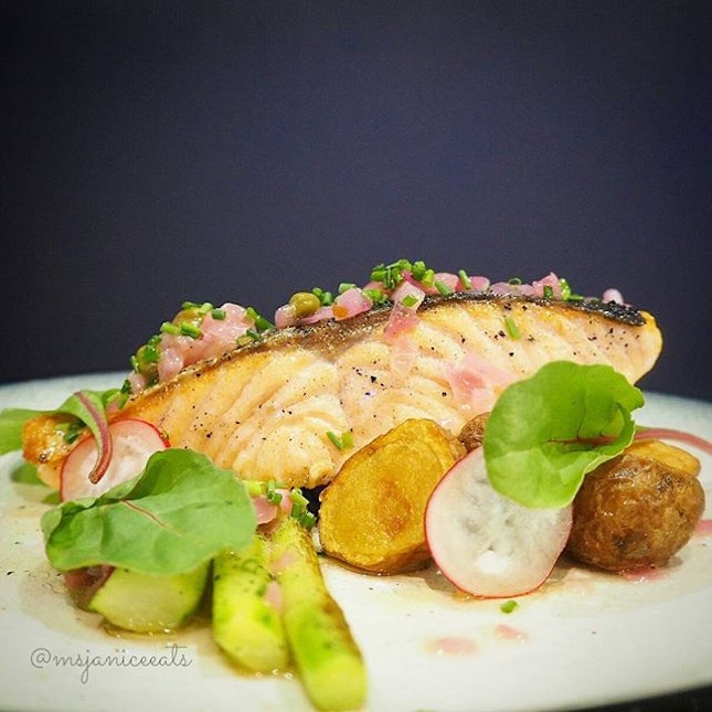 Fresh Norwegian Salmon Grenobloise (S$16.00)
Fresh Salmon | Asparagus | Potatoes | Lemon Caper Sauce
🐟
Love the freshness of this salmon fillet which is pan-roasted till the skin is crispy and fragrant.  A healthy dish that tastes as good as it looks.