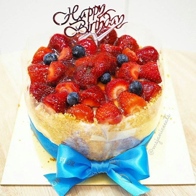 Strawberry Soufflé 苺スフレ🍓A light baked cheesecake that is generously topped with fresh strawberry halves and blueberries.  A perfect cake for a special someone's birthday celebration.
