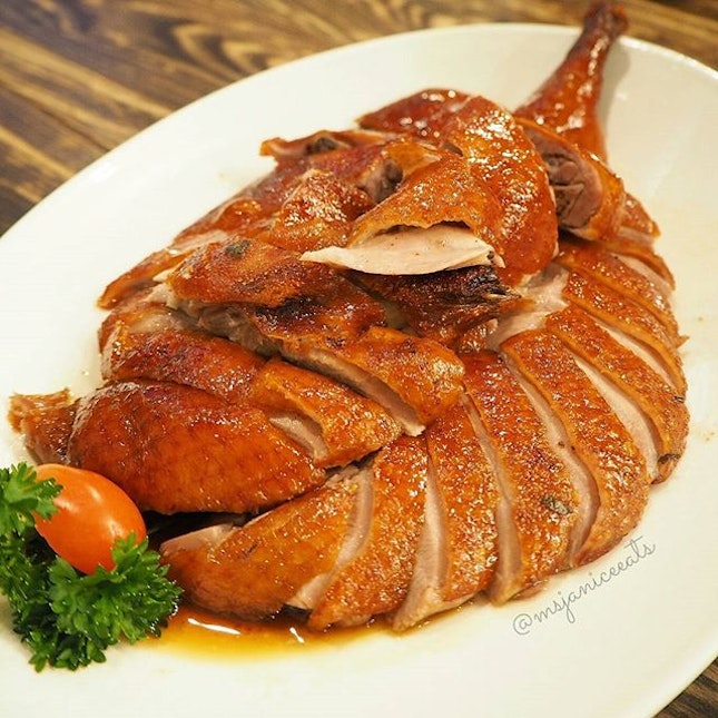 🌟 Jasmine Roast Duck (Half ~ S$25.00) 🌟

The duck is infused with jasmine tea during the roasting process.  As tea contains tannins which act as a natural tenderiser, the resulting meat is succulent, easy to chew and carries a hint of floral flavour.  It is certainly a scrumptious dish that goes perfectly well with a piping hot bowl of rice.