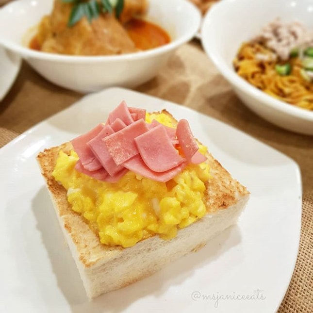 🍳 [NEW] Scrambled Eggs Thick Toast 炒雞蛋厚吐司 (S$4.50) 🍳A simple and tasty snack that is really well-executed at Seoi Gor Cafe 水哥港式奶茶, an eatery that specialises in Hong Kong and local delights.