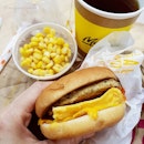 🍔 Scrambled Egg Burger with Sausage | Corn Cup | Hot Tea (S$5.40) 🍔

Woke up to a gloomy sky with heavy clouds which wasted no time in unleashing its torrential wrath on Mother Earth.