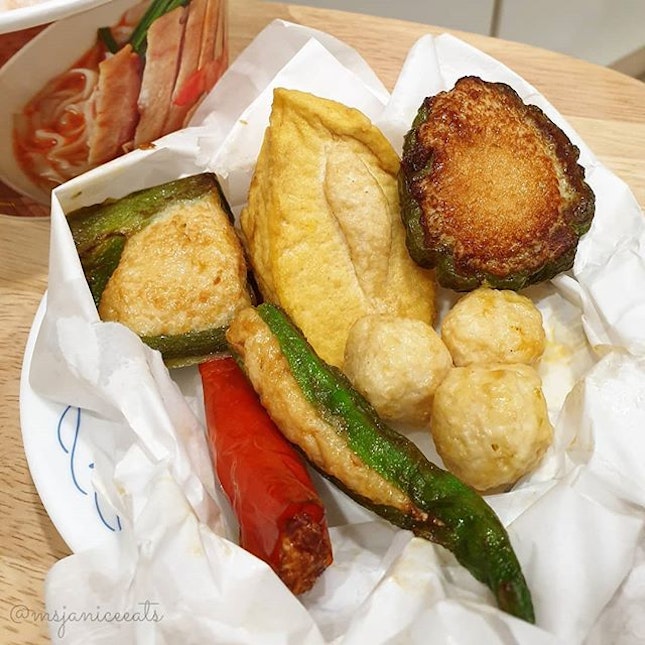 💚 [GRABFOOD] Shan Cheng 山城正宗怡保河粉 ~ Yong Tau Fu Platter (Fried) 家乡酿豆腐 (炸)(S$7.50) 💚

A must-order item for me from Shan Cheng as I love the fresh fish paste stuffing and springy fish balls.