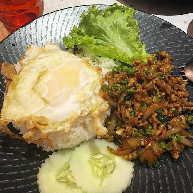 🤔 Sometimes really nothing is more shiok than <hearty THAI Basil Chicken + Rice + A crispy runny egg> 😋 tried this newly discovered Thai place @ East Coast - Gin Khao 👍🏼👍🏼 Legit Thai Food ..