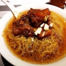 每当我想起香港牛腩面。。我就会。。是会。。。
*
*
*
Wonton & beef tendon soup noodle (RM16.90)

#hongkongfoodie #makchee #beeftendon #misshkfood #burpple #burpplekl