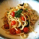 This aglio olio was supposed to be served with the prawns but they missed out...
