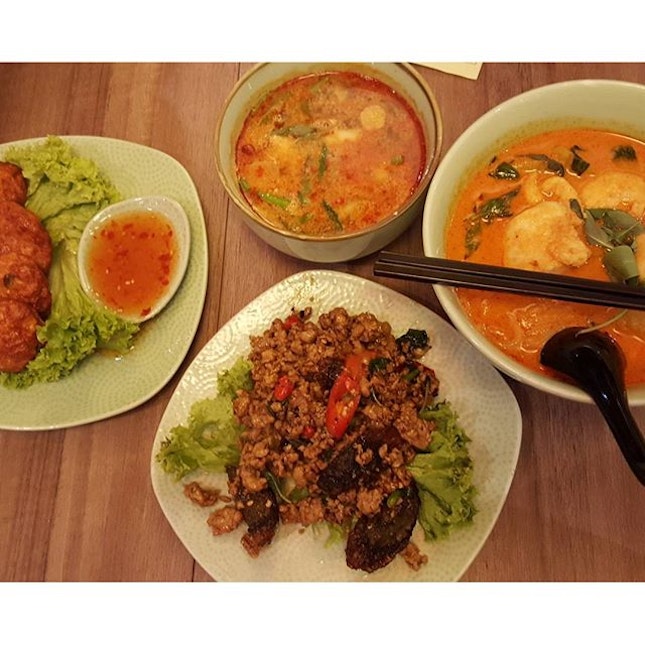 🔙 #thaiexpresssg #tomyamsoup #laksaseafood #thaifishcakes #burpplesg #burpple