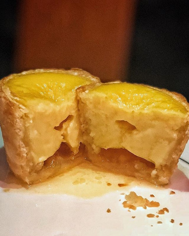 The Giant Egg Tart Pomelo is a double-sized egg tart filled with smooth egg custard and pomelo for a refreshing touch to the classic Cantonese egg tart.