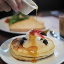 Start off the Saturday morning with their Gluten-free Pancakes with Poached Pear, Mixed Berries, Honey, Cream Cheese and Maple Butter Sauce at @kithsingapore latest outlet at West Coast.