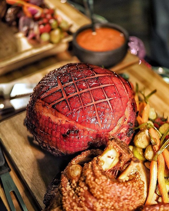 Christmas Eve & Day Dinner Highlights at Royale, Mercure Singapore Bugis includes, Truffle Cheese Fondue, Tandoori Chicken Kebab, Mini Crawfish with Homemade Spices and this Baked Honey Cinnamon Gammon Ham with Citrus Sauce
.