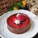 @spinellicoffeecompany has introduced some Egg-citing Easter treats from 15 April 2019 onwards featuring the Ruby Chocolate Strawberry Tart ($7.00/pc) and Egg-cellent Chocolate Tart ($7.80/pc)
.