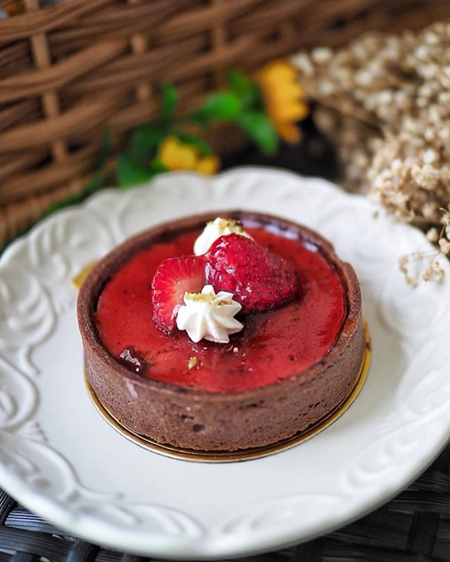 @spinellicoffeecompany has introduced some Egg-citing Easter treats from 15 April 2019 onwards featuring the Ruby Chocolate Strawberry Tart ($7.00/pc) and Egg-cellent Chocolate Tart ($7.80/pc)
.