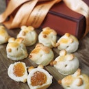 @fullertonhotel Golden Rat Pineapple Cookies available for dine in ($8.00 for a pair) / takeaway ($38.00+ for a box of nine)
.