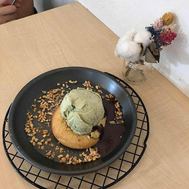 chocolate lava cookie w pistachio ice cream