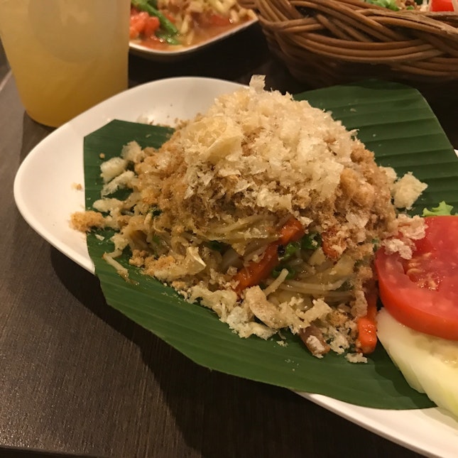 Stir-fried Thai Rice-flour Noodles (THB 110)