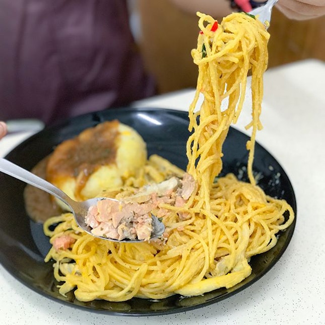 Salted egg yolk pasta with salmon chunks [$5.90] With a choice of your side, pick from salad, mashed potatoes, tomato salsa, aglio olio, French fries that comes along with this salted egg yolk pasta topped with minced salmon chunks.