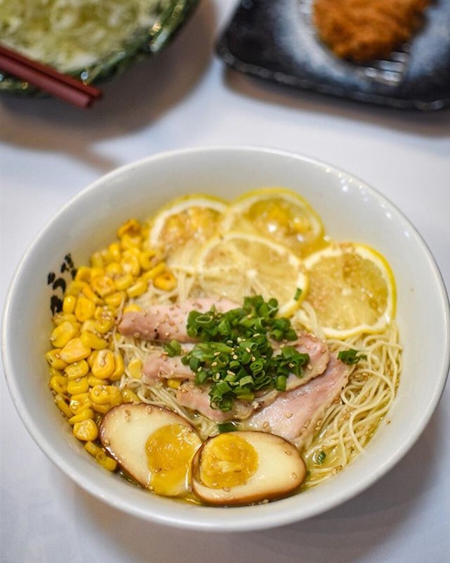 1️⃣Torimon Ramen [$18++]
Comprising of chicken thigh, lemon slices, sesame seeds, spring onions and egg, the thin hakkata noodles is drowned in a flavourful chicken broth that’s boiled for 7 hours, along with subtle hints of citrusy notes from the lemon slices that serves a good balance.
