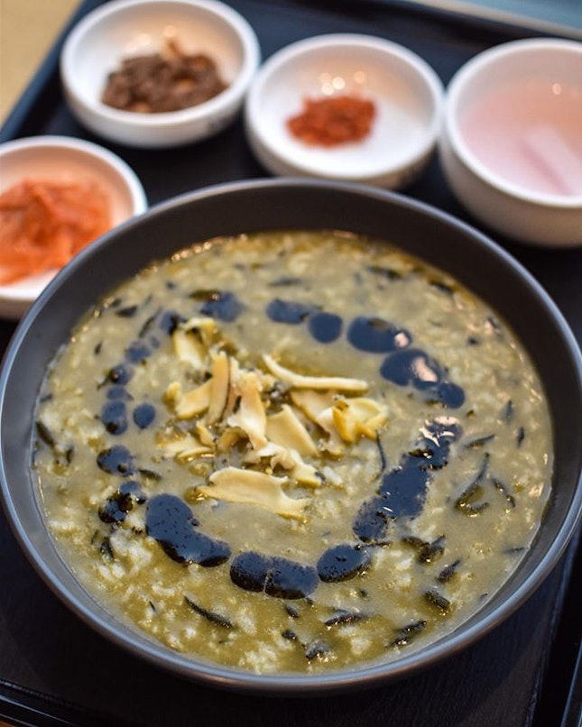 1️⃣Truffle porridge 트러플 전본죽 (기분) [16,000 KRW / single portion ~> $19.20]
One of the latest flavours to be introduced, the truffle porridge is served with abalone slices and drizzled with truffle oil.
