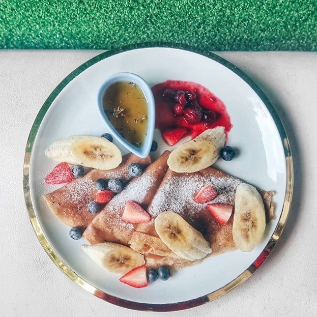 You can never go wrong with crepes for brunch 😍😍😍 These Earl Grey Crepes ($18.90++) served with berries and lavender honey were delicious.