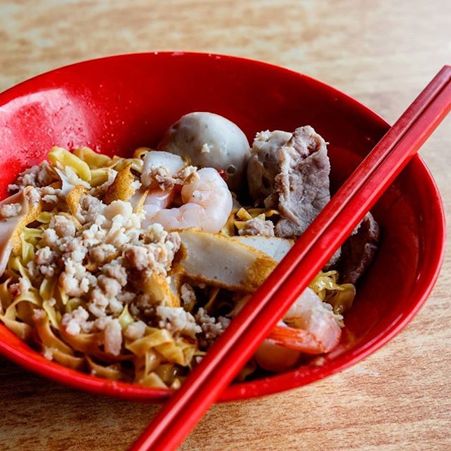 Checked out Jalan Tua Kong Lau Lim Mee Pok and pictured is their $6-portioned bowl of Ba Chor Mee which contains fishcake, sliced pork, meatballs, deep fried pork lard and prawns.