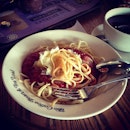A nice tomato and herb spaghetti~ with Joebin & Tien #spaghetti #food #coffeebean #penang