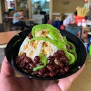 There is so many good food to try at the Old Airport Road Hawker Centre - and this is another one of them - the icy cold dessert perfect for the kind of weather we have here in Singapore - the Chendol...!!