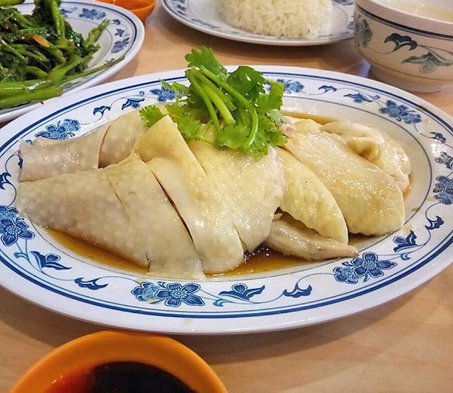 With the recent furore over their boss's...indiscretions, I decided to pop by [Yeo Keng Nam] for some good 'ol Hainanese chicken rice.