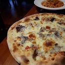 The [Truffle Beef Pizza] here is one of the more expensive pizza on the menu - but it is worth every single penny, and is as good as it smells.