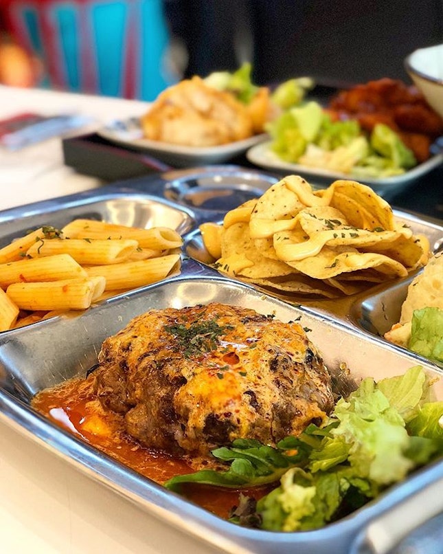 🍔 Gochujang Hamburg set <S$12.90> | Hamburg patty topped with gochujang, sides of: pasta with some spicy tomato sauce, nachos with cheese and potato salad •
•
Not sure whether cos it’s the long weekend and the usual kitchen staff were out...