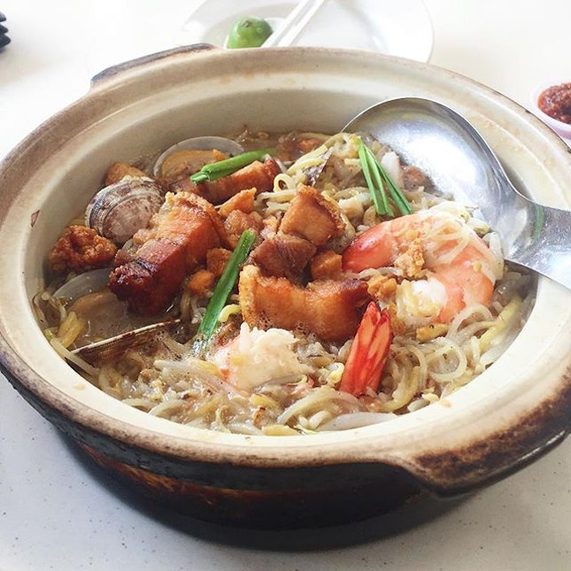Claypot Hokkien Mee [$10 for 2 pax] • Huge prawns, couldn't get enough of it 🤤to note the siow bak (roasted pork) was to die for 🤤First time seeing Hokkien mee with clams though.