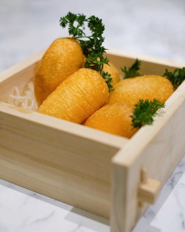 Deep fried carrot dumpling pastry with chicken & dried shrimp [$5.30/3 pcs]
.